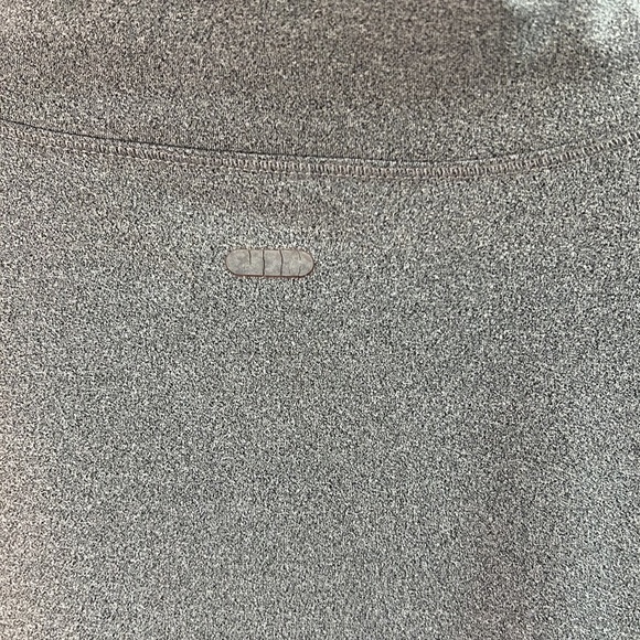 Old navy active semi fitted long sleeve top size small, running - Picture 5 of 8